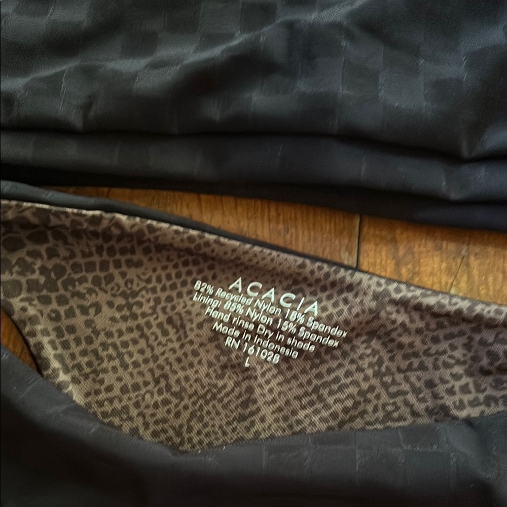 Acacia Black Checkered Costa Top and Ho’okipa Bottom Set. Size L - Picture 4 of 5